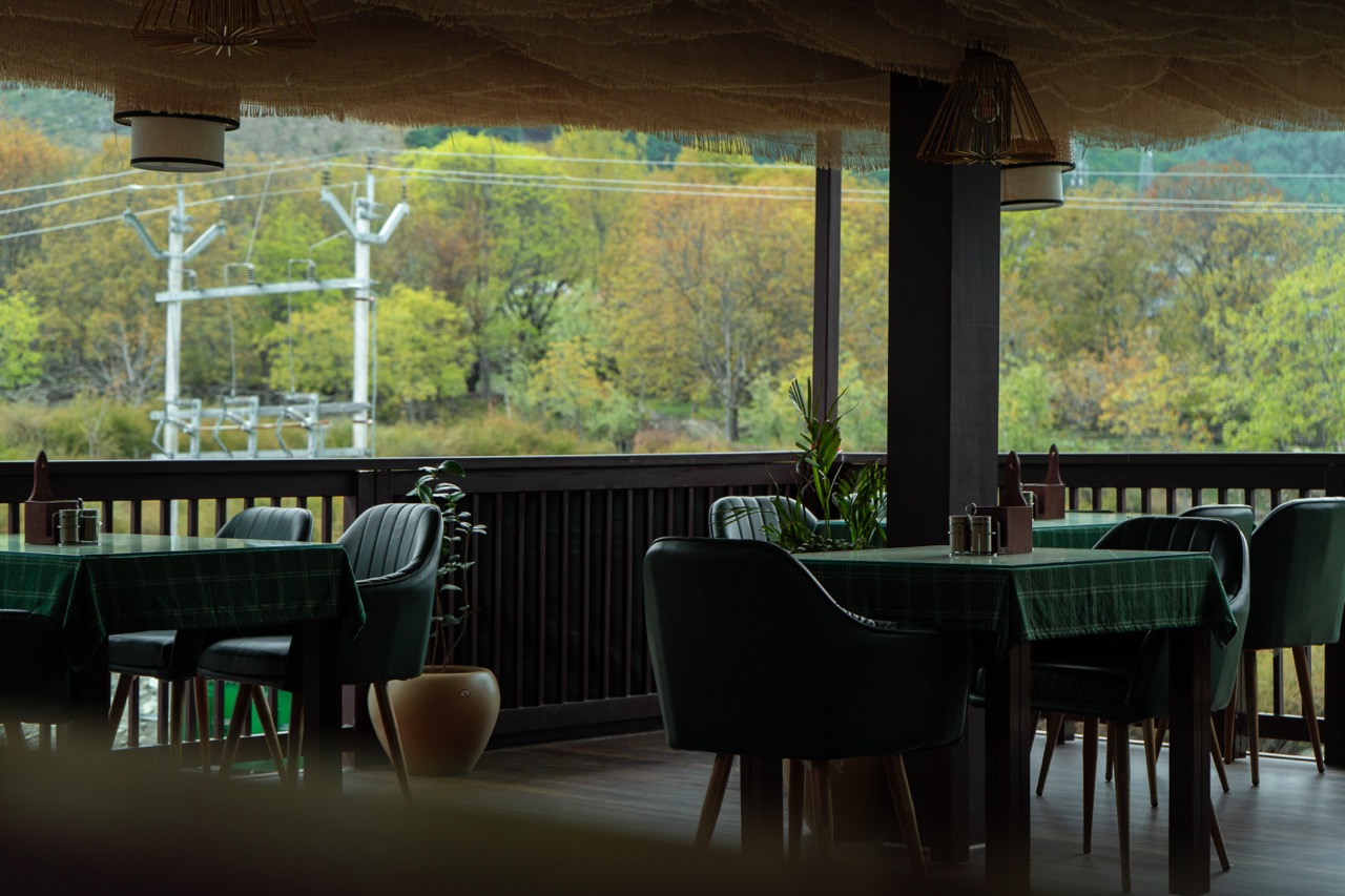 Elegant outdoor dining setup next to the brook at Brookside Cafe in Walnut Village Resort